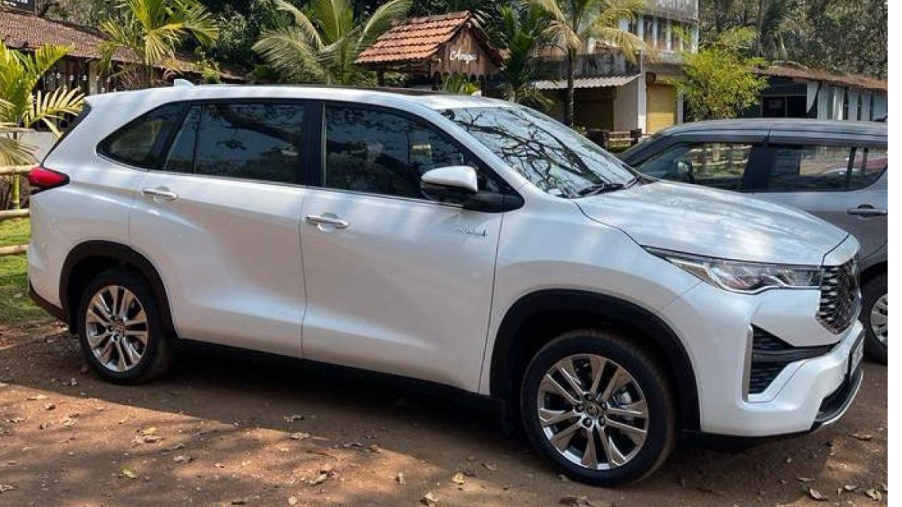 Toyota Innova Hycross